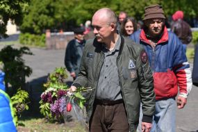 Покладання квітів на Марсовому полі
