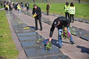 Покладання квітів на Марсовому полі