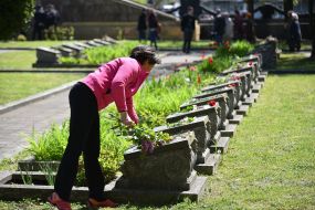 Покладання квітів на Марсовому полі