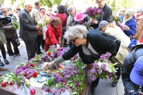 Покладання квітів на Марсовому полі