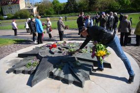 Покладання квітів на Марсовому полі