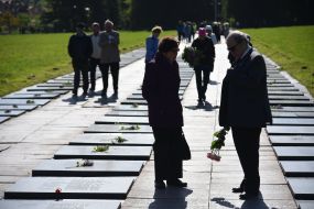 Покладання квітів на Марсовому полі