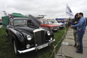 Посетители рассматривают автомобили