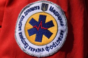 Chevron with the inscription "Medicine of Disasters" on the doctor's sleeve