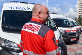 A doctor in overalls with the inscription "Reanimation" on the back