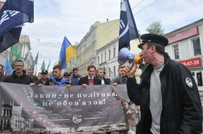 Marchers carry the flag of Ukraine