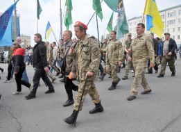 Marchers carry the flag of Ukraine