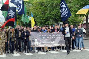 Marchers carry the flag of Ukraine