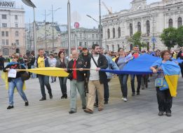 Marchers carry the flag of Ukraine