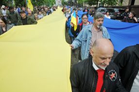 Marchers carry the flag of Ukraine