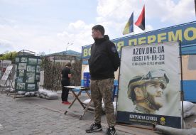 Волонтер возле палатки "Все для победы"