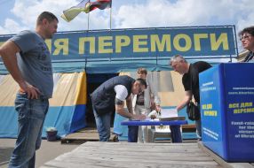 Volunteers collect signatures against dismantling the tent