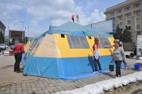 Волонтеры моют палатку "Все для победы"