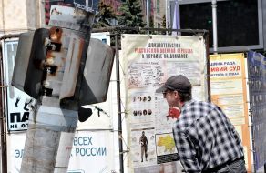 Мужчина возле информационного стенда