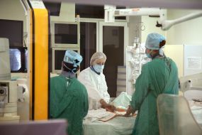 Врачи в операционной палате