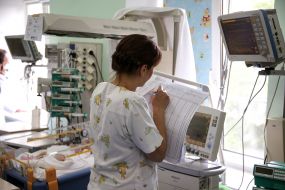 Женщина фиксирует показатели состояния пациента