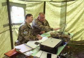 Военнослужащие в штабной палатке