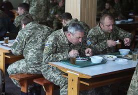 Военнослужащие-резервисты ВСУ в столовой