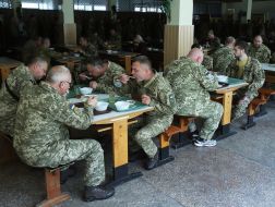 Военнослужащие-резервисты ВСУ в столовой