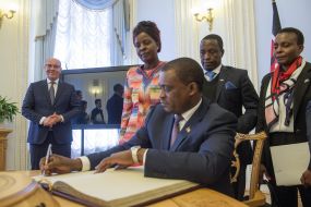 Джастин Мутури оставляет запись в Книге почетных гостей