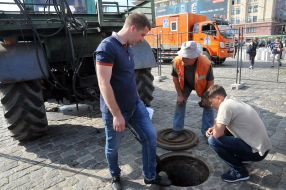 Работники теплосетей проводят ремонт коллектора