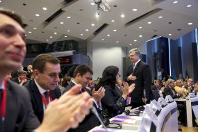 Учасники конференції аплодують Петру Порошенку