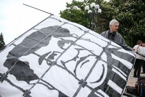 Участник акции с баннером