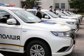 Церемония передачи автомобилей патрульным полицейским