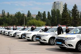 Церемония передачи автомобилей патрульным полицейским