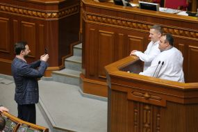 Народные депутаты фотографируются в вышиванках