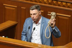 Vitaly Kupriy holds a rope with a loop