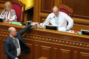 Sergey Kaplin passes the rope with a whip