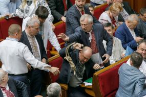 Michail Bondar threw the rope to Sergei Kaplin