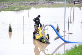 Працівник ДСНС відкачує воду