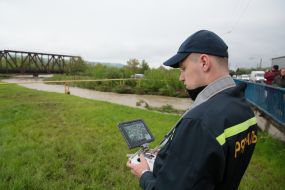 працівник ДСНС відслідковує наслідки повені