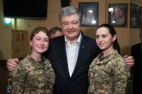 Петр Порошенко фотографируется с девушка в военной форме