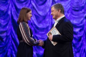 Петр Порошенко во время награждения победителей конкурса