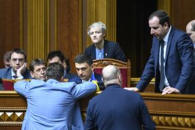 Volodymyr Groysman communicates with deputies