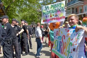 Правоохранители и участники марша ЛГБТ-сообщества