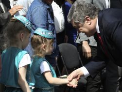 Петро Порошенко вітається з дівчинкою у кримськотатарському костюмі 