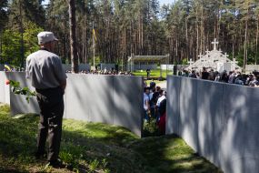 Petro Poroshenko in the Bykovnyansk graves reserve