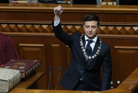 Владимир Зеленский держит Печатку