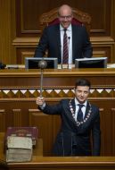 Владимир Зеленский держит Булаву