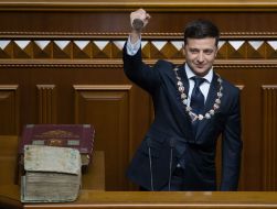 Владимир Зеленский держит Печатку