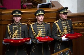 Военнослужащие держат официальные символы главы государства