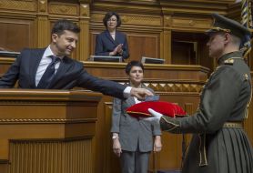 Владимир Зеленский кладет удостоверение Президента