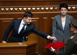 Vladimir Zelensky puts the certificate of the President