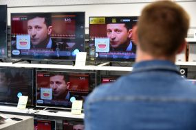 A visitor to the electronics store is watching the inauguration of Vladimir Zelensky