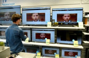 A visitor to the electronics store is watching the inauguration of Vladimir Zelensky