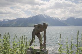 Sculpture of a naked woman